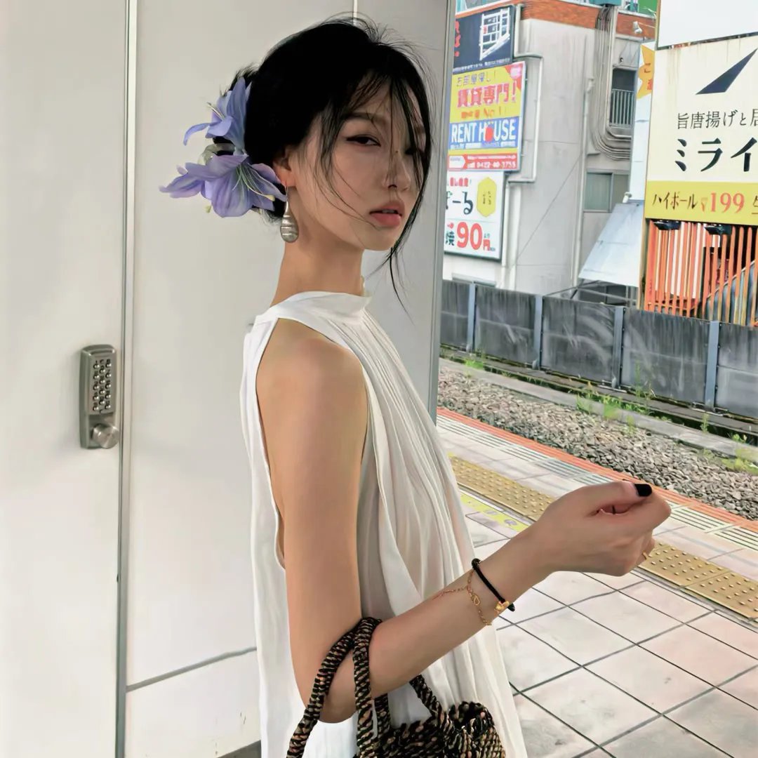 穿书后，我在七零狂揽主角气运